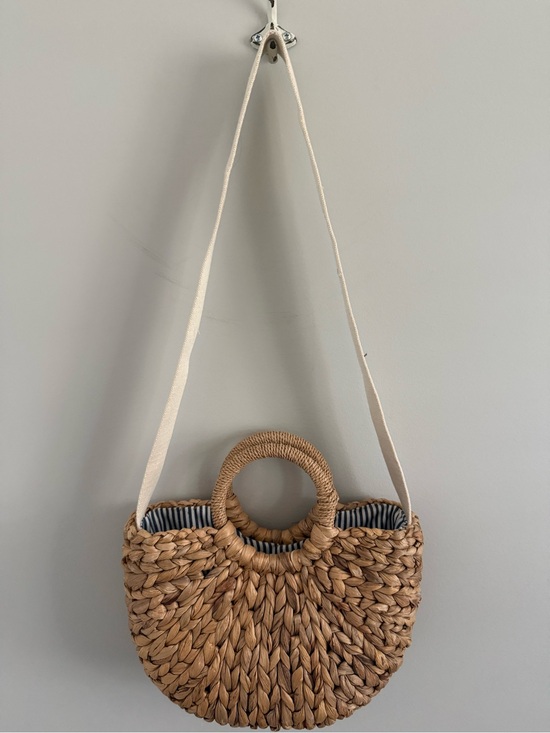 GAP Handbags - GAP Natural Woven Round-Handle Crossbody with Cream Strap and Seersucker lining